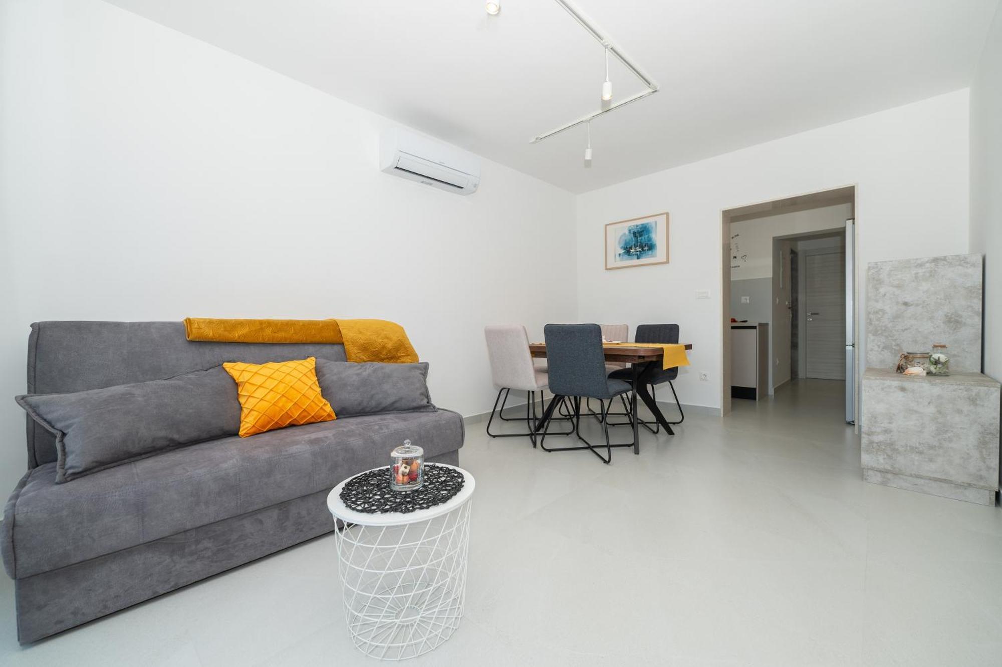 Tona Apartment *